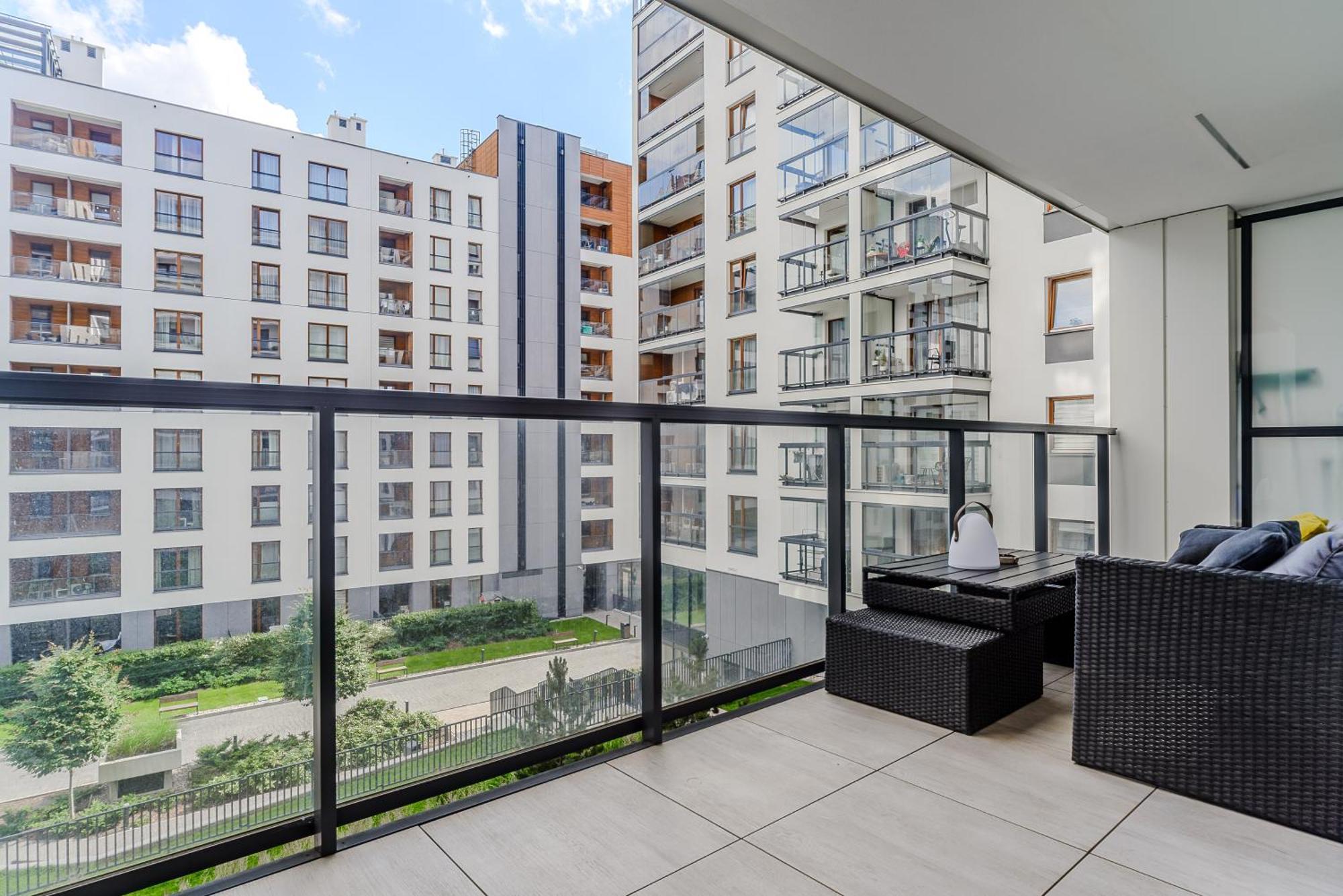 Premium In The Center Of With Free Parking & Balcony Apartment *